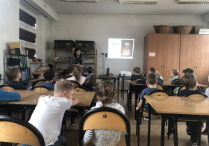 dzieci na zajęciach o książce 1
