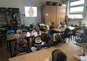 dzieci na zajęciach o książce 3
