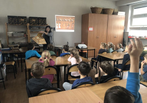 dzieci na zajęciach o książce 5