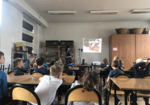 dzieci na zajęciach o książce 9