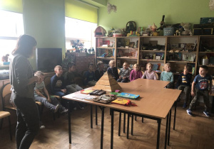 dzieci na zajęciach o książce 11