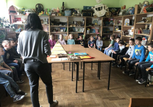 dzieci na zajęciach o książce 13