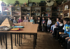 dzieci na zajęciach o książce 16