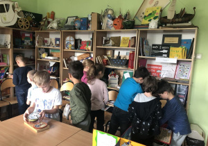 dzieci na zajęciach o książce 21
