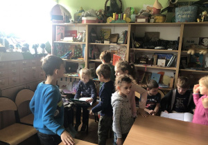dzieci na zajęciach o książce 22