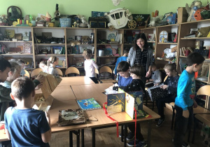 dzieci na zajęciach o książce 23