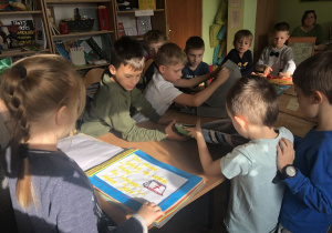 dzieci na zajęciach o książce 25