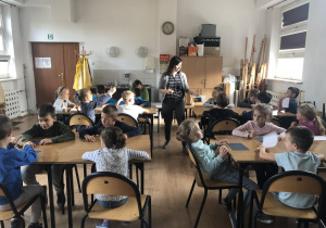 dzieci na zajęciach o książce 32