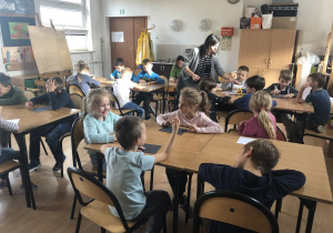 dzieci na zajęciach o książce 33