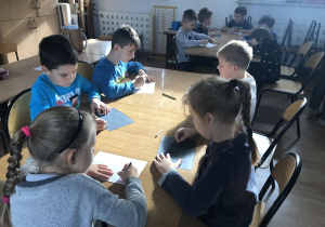 dzieci na zajęciach o książce 35