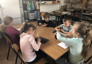 dzieci na zajęciach o książce 36