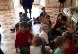 dzieci podczas zwiedzania Zamku Królewskiego 3