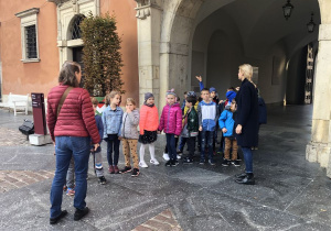 dzieci podczas zwiedzania Zamku Królewskiego 8