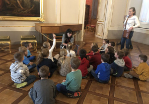 dzieci podczas zwiedzania Zamku Królewskiego 10