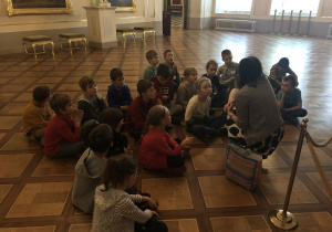 dzieci podczas zwiedzania Zamku Królewskiego 12