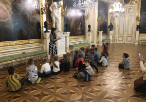 dzieci podczas zwiedzania Zamku Królewskiego 23