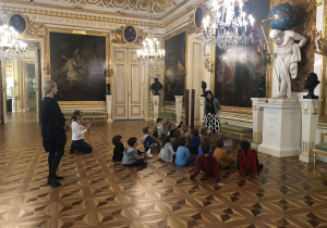 dzieci podczas zwiedzania Zamku Królewskiego 24