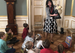 dzieci podczas zwiedzania Zamku Królewskiego 32