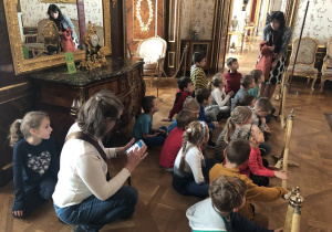 dzieci podczas zwiedzania Zamku Królewskiego 36