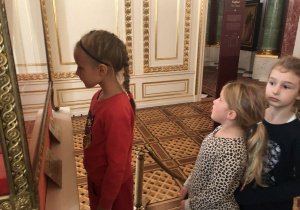 dzieci podczas zwiedzania Zamku Królewskiego 38