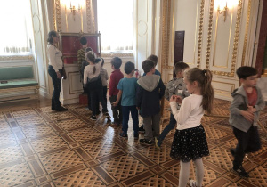 dzieci podczas zwiedzania Zamku Królewskiego 42