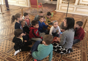 dzieci podczas zwiedzania Zamku Królewskiego 43