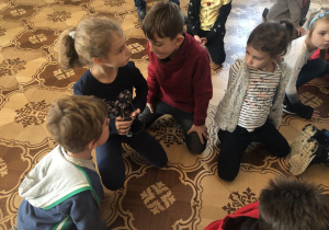 dzieci podczas zwiedzania Zamku Królewskiego 52