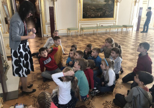 dzieci podczas zwiedzania Zamku Królewskiego 56