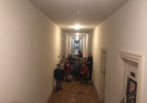 dzieci podczas zwiedzania Zamku Królewskiego 57