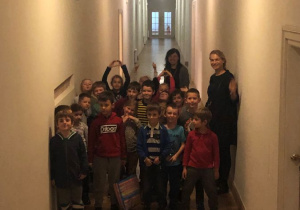 dzieci podczas zwiedzania Zamku Królewskiego 58