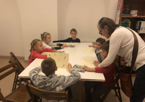 dzieci podczas zajęć plastycznych 1