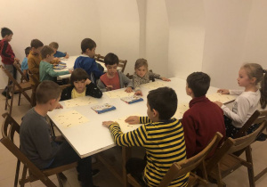 dzieci podczas zajęć plastycznych 2