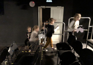 dzieci podczas warsztatów teatralnych 24