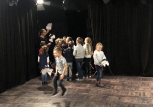 dzieci podczas warsztatów teatralnych 27