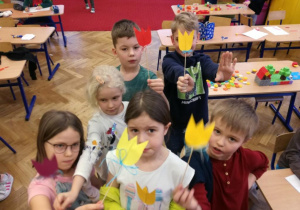dzieci z papierowymi tulipanami_2