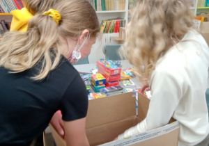 dzieci przygotowują paczki z darami_3