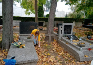 wolontariusze na cmentarzu_1