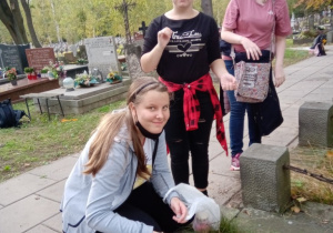 wolontariusze na cmentarzu_4