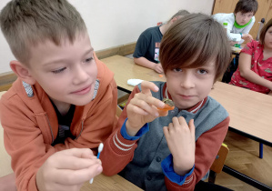 dzieci z klasy 3b podczas zajęć o ślimakach_2