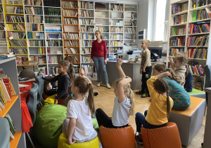 dzieci na lekcji bibliotecznej_6