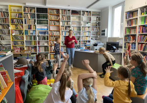 dzieci na lekcji bibliotecznej_7