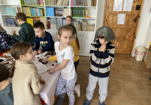 dzieci na lekcji bibliotecznej_12