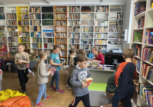 dzieci na lekcji bibliotecznej_17