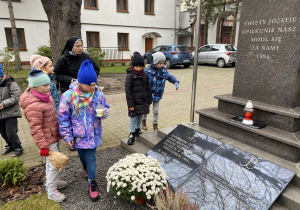 dzieci na spacerze do Miejsc Pamięci Narodowej_17