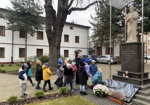 dzieci na spacerze do Miejsc Pamięci Narodowej_19