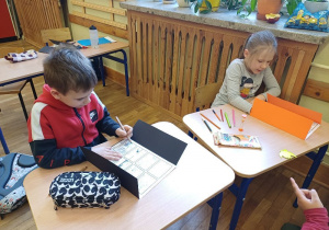 dzieci przygotowują lapbooki o feriach_5