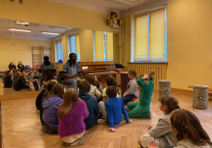 uczniowie podczas warsztatów bębniarskich_37