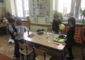 dzieci podczas zajęć rozwijających kreatywność - budowa jajkodromu 10