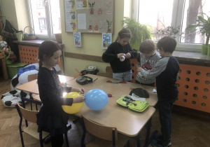 dzieci podczas zajęć rozwijających kreatywność - budowa jajkodromu 17