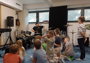 dzieci podczas warsztatów muzycznych_1